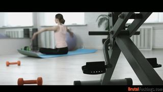 Jogázó tini ribancot kúr popsiba az edő