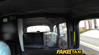 FakeTaxi gyönyörű hölgyemény engedi popóba is