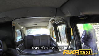 Fake Taxi zöld hajú kisasszony ánusza kúrható
