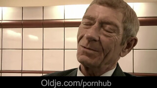 Magyar pornófilmes kiscsaj szexel idős manussal - Oldje