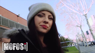 MOFOS – Rebecca Volpetti méretes farokkal megdöngetve
