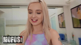MOFOS - Lexi Lore alaposan hátsó bejáratba rakva