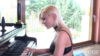 Kitana Lure három csávóval közösül