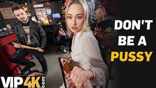 Bátor világos szőke pornós keféli idegen krapekot a bárban