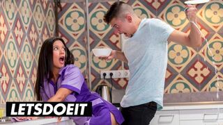 A izgató szobalány Jade Presley kitakarít és cidázza a hatalmas faszkat a forró szálláson