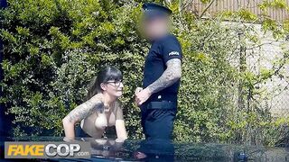 Rendőr megdugja a sötét hajú geek pinát és rálövi a szemüvegére - fake cop