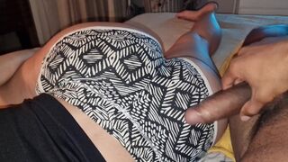 Nevelő fia megtanít kúrni a kicsike kanapén zaj nélkül, hogy a szüleim ne hallják a nyögéseimet