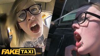 Tetovált Brit Alt-Modell Szemüvegben Rendesen Megkúrelva a Fake Taxi Autójában