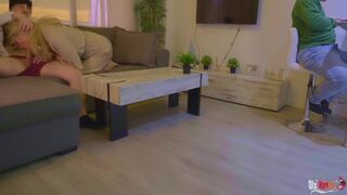 Mostohaanya cumizza a nevelő fia farkát és hátsó bejáratba döngetik a férje háta mögött