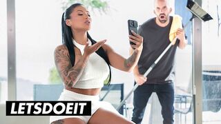 Dögös Latin MILF Mariana Martix Alaposan Megkefélve az Asszisztens által a LetsDoeIt Csatornán