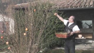 Izgató világos szőke tini amatőr popsiba rakva és szájba spriccelve méretes farasszal